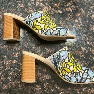 NEW Crown Vintage Block Floral Embroidered Mule Sandal